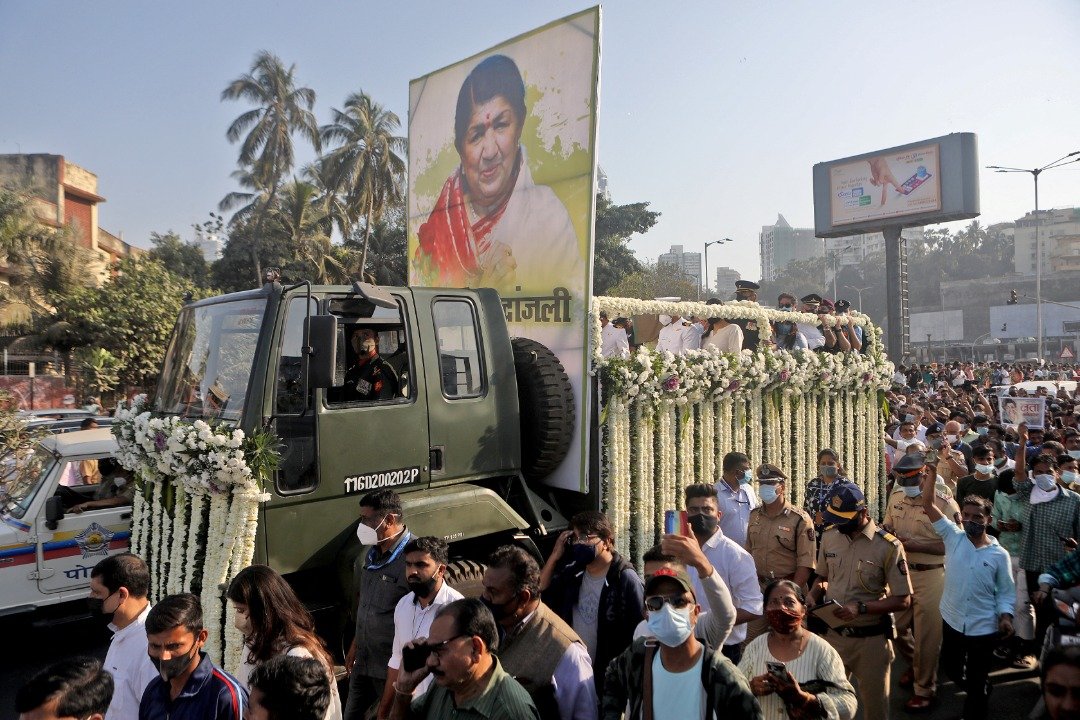 周日，在孟买的拉塔国葬中，一辆用花朵装饰、载著其遗体的军车在街上缓缓行驶，车上有她的一幅巨型遗照，许多人跟随游行，万人空巷。（图取自路透社）
