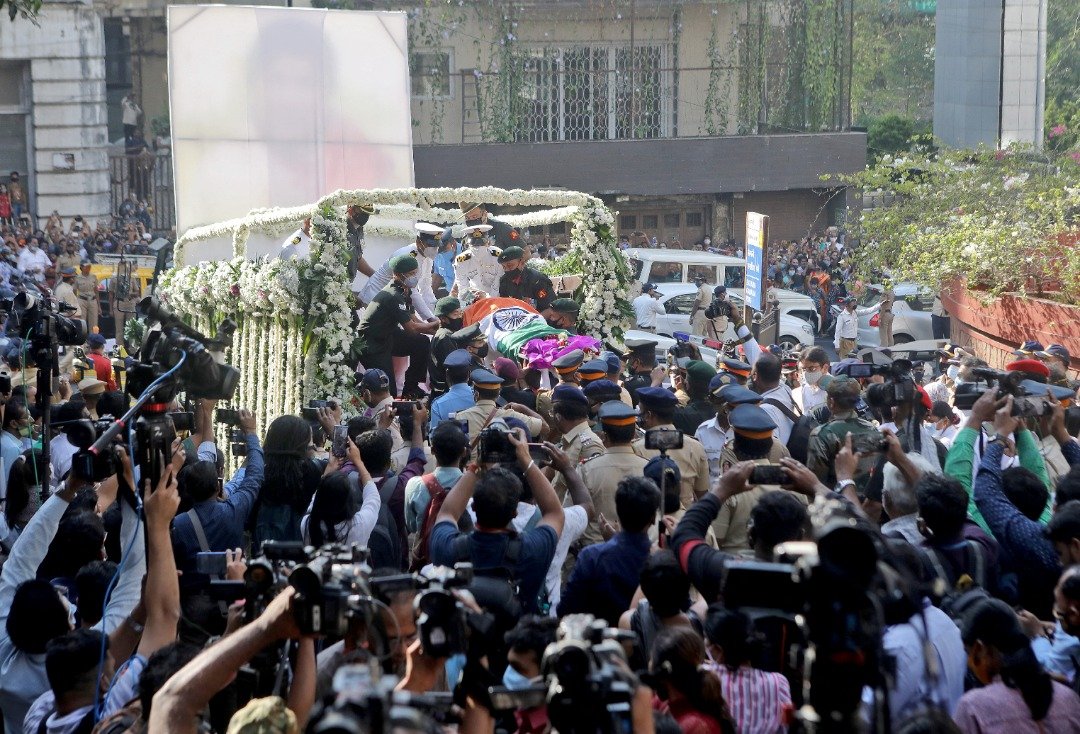 拉塔的遗体被国旗覆盖，被送往孟买希瓦吉公园进行火化，有许多采访的摄影记者围绕著争相拍照。（图取自路透社）