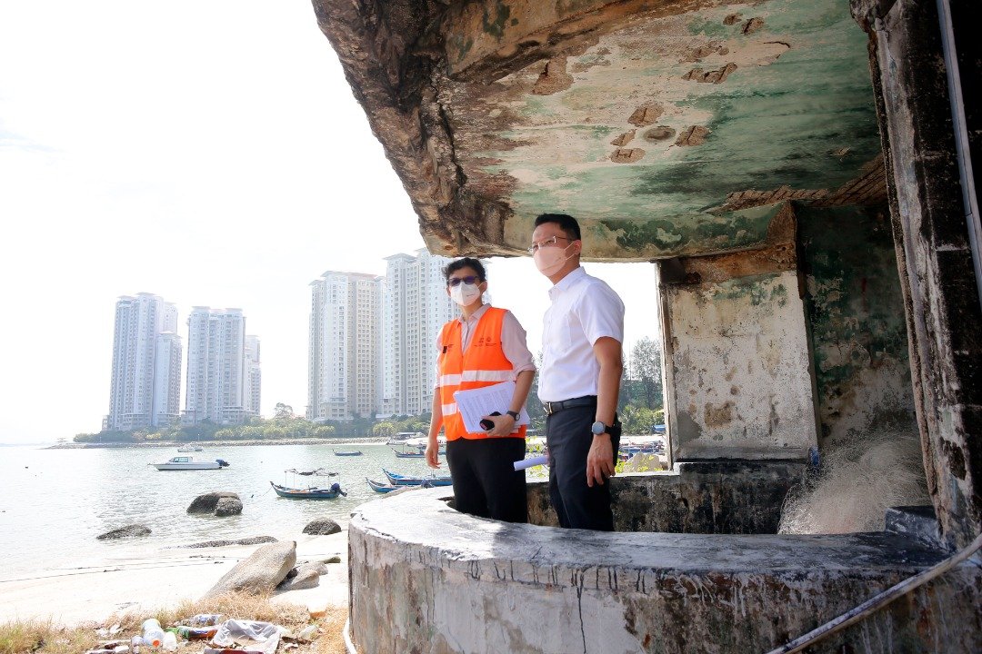 杨顺兴（左2）呼吁民众，一旦发现不明建筑，可以拍照和注明地点，寄给世遗机构作鉴定。