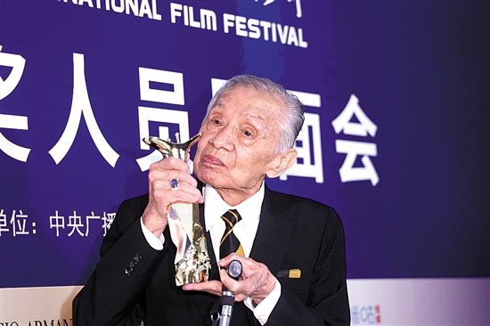 从影超过一甲子的常枫，一生获奖无数， 2019年更以电影《拂乡心》，以96岁高龄拿下上海国际电影节金爵奖最佳男演员大奖。