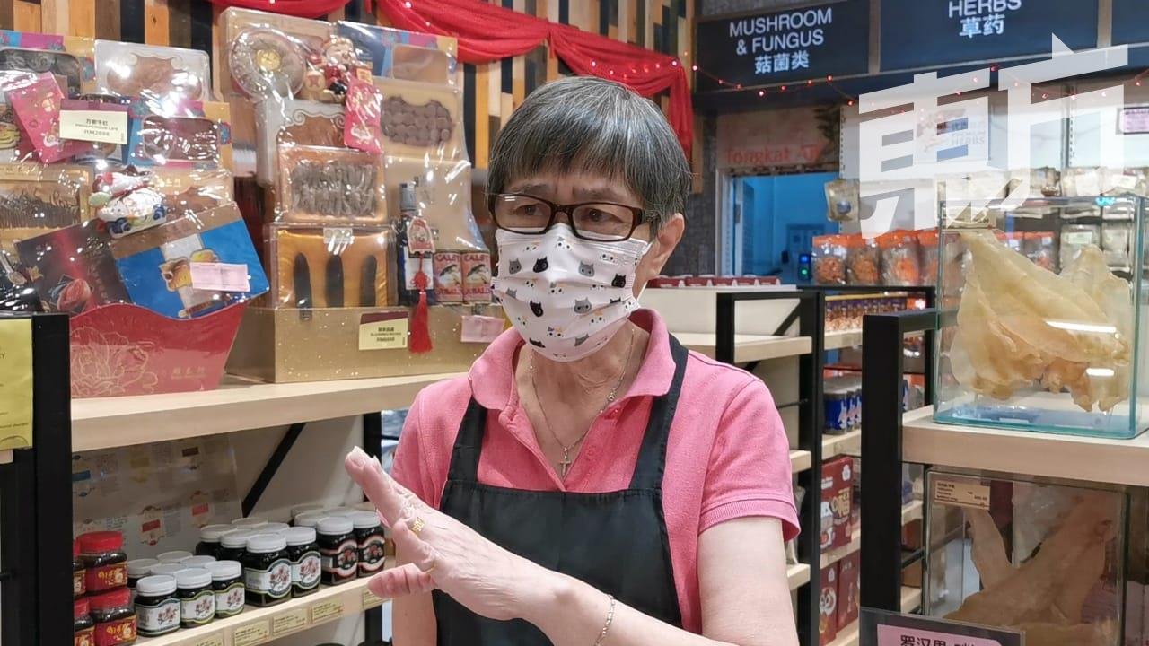 在吉隆坡谷中城购物商场工作的黄女士指，农历新年后，疫情变严重了，到商场购物的人流也减少了很多。