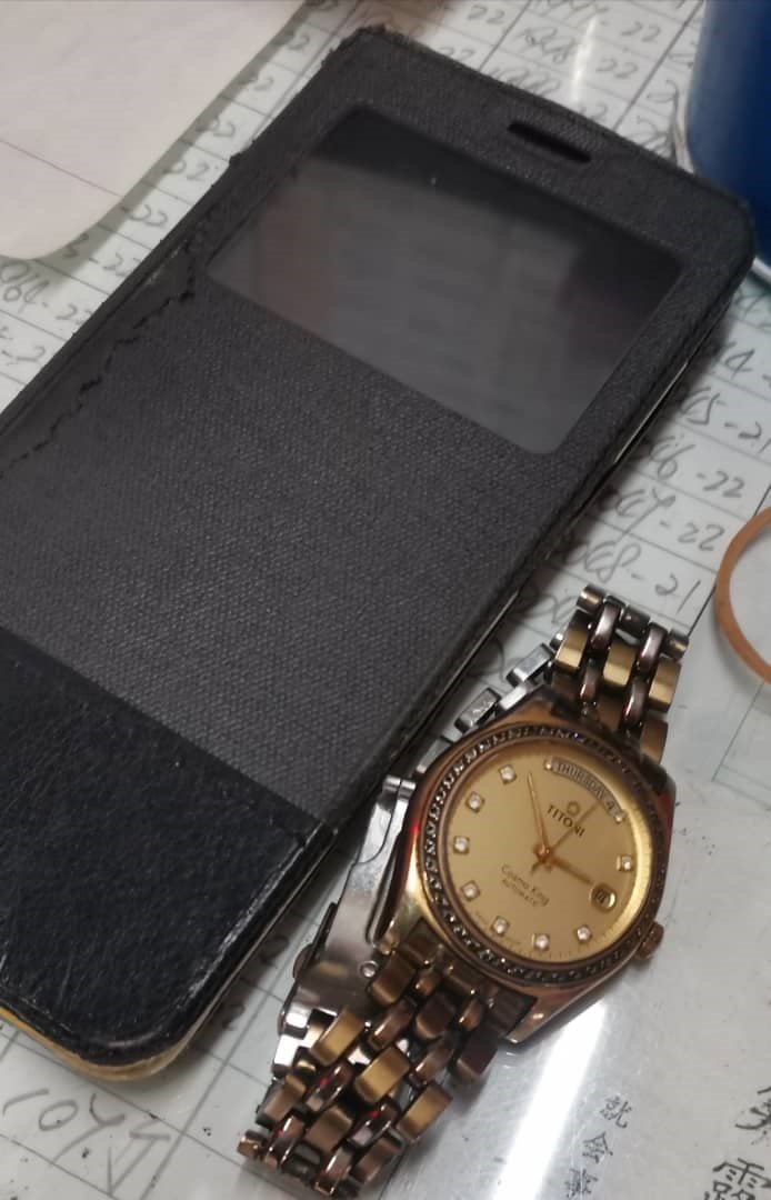 骆恒宗庆幸女儿多年前送给他的一枚具纪念价值的手表和手机未被劫走。