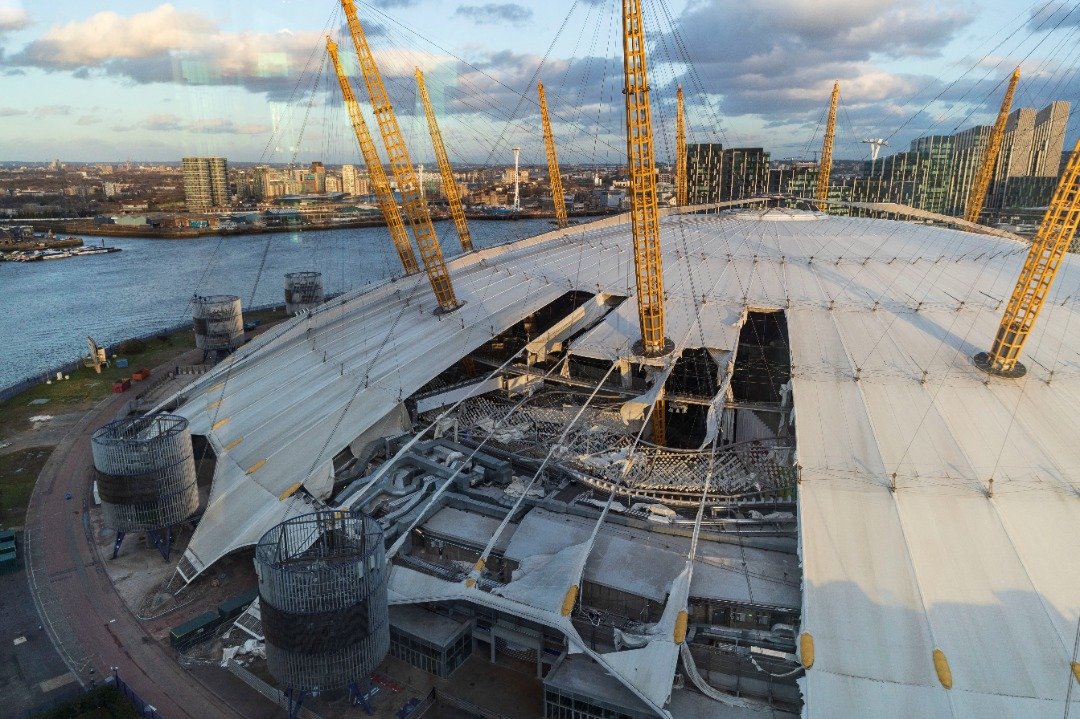 伦敦O2体育馆的白色圆顶屋顶不敌强风吹袭而损坏。（图取自路透社）
