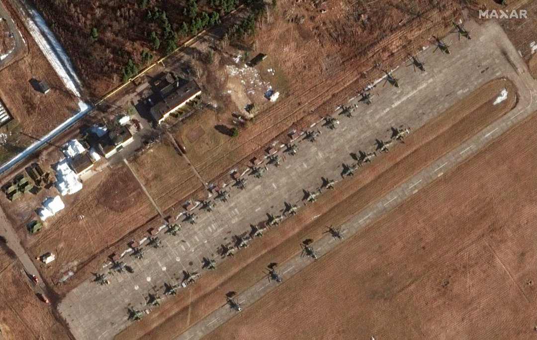 美国卫星图像公司Maxar科技表示，其周一的卫星图像显示，在白罗斯卢尼涅茨机场部署了大批苏-25对地攻击直升机。（图取自Maxar科技/路透社）