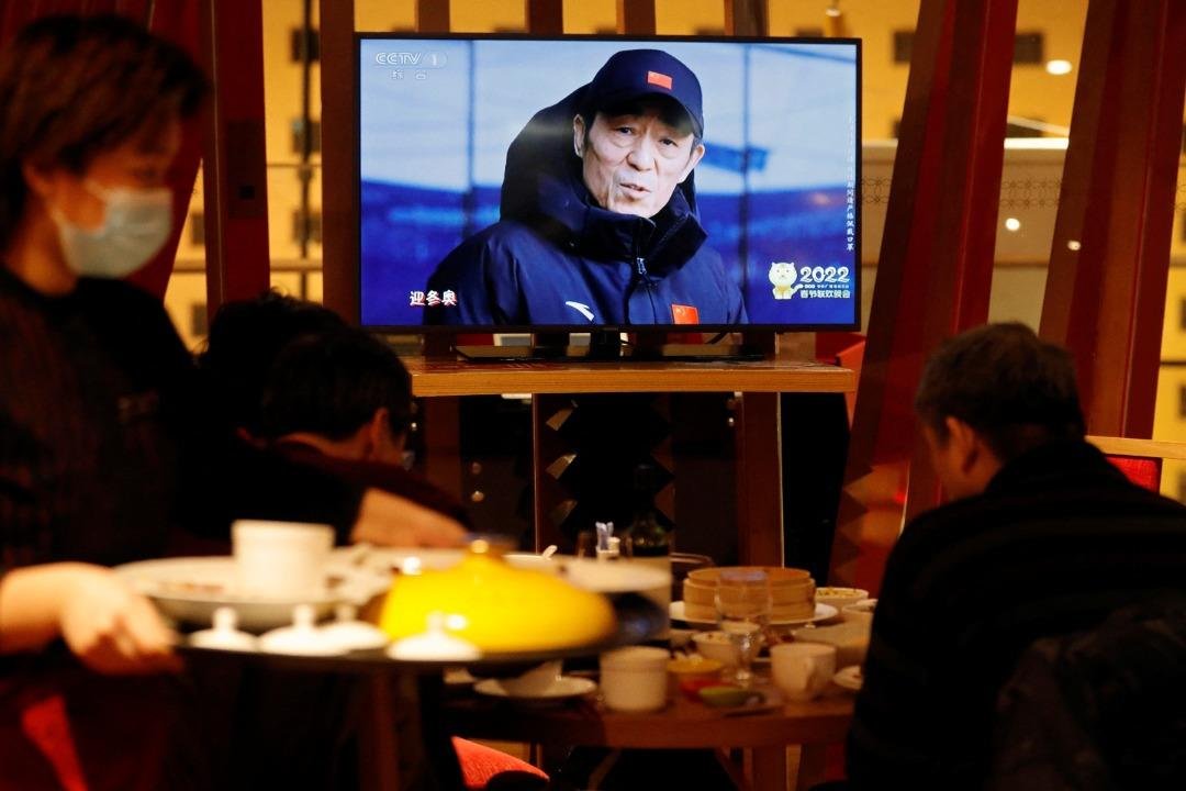 北京一家餐馆内的电视，正在播放张艺谋的采访影片。（图取自路透社）