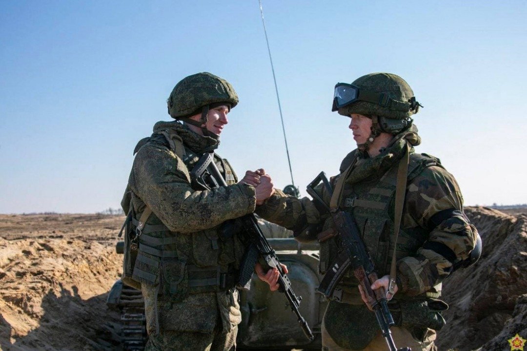 白罗斯军方上周六发布的照片显示，参与演习的俄罗斯军人（左）与白罗斯军人握手。（图取自白罗斯国防部/法新社）
