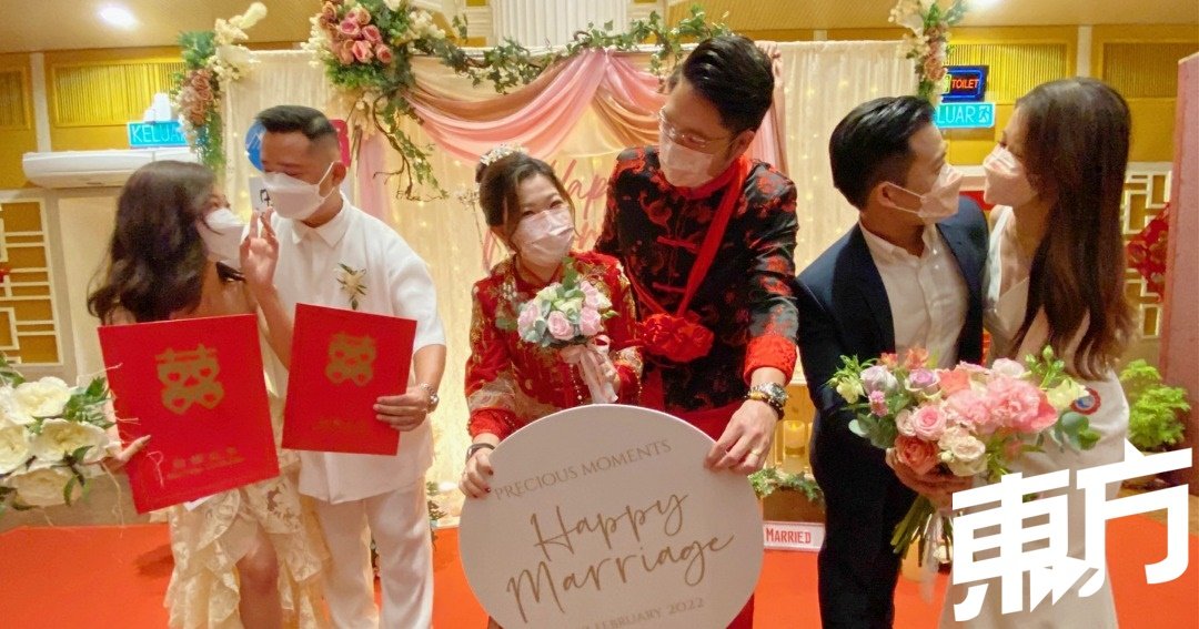 吉隆坡天后宫迎来72对情侣注册结婚，现场喜庆气氛浓烈。