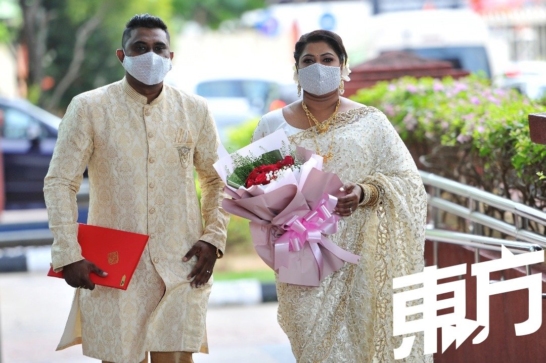 双方皆32岁的新人Adrianraj及Ambika，选择在国民登记局注册结婚。