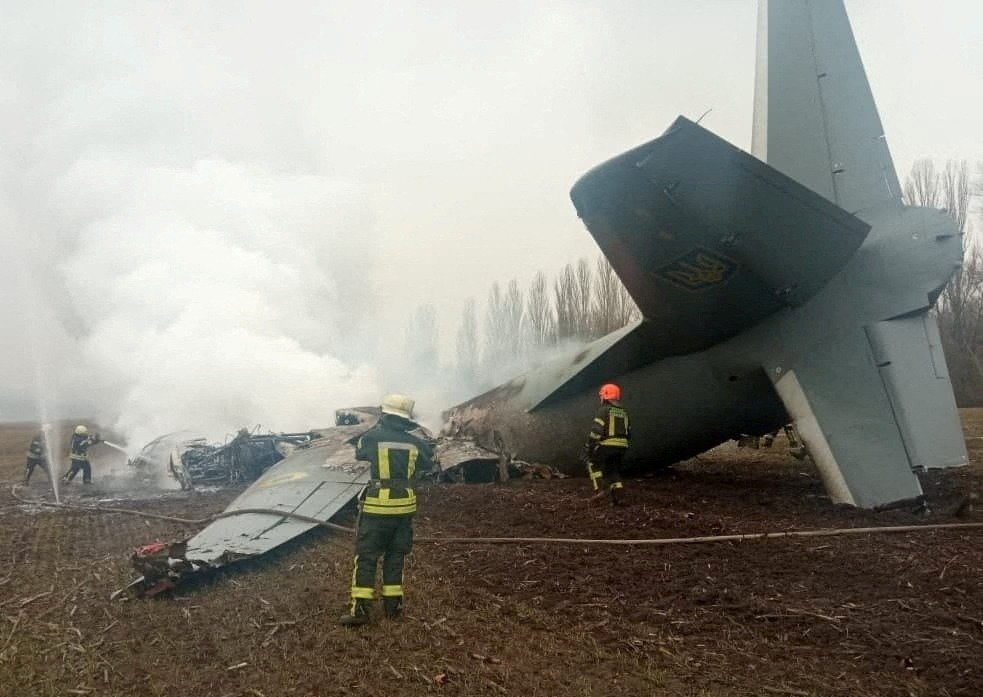 周四，乌克兰首都基辅附近的空军基地安东诺夫机场附近有战机被击落，救援人员在坠机现场展开抢救。（图取自乌克兰国家紧急情况新闻处/路透社）