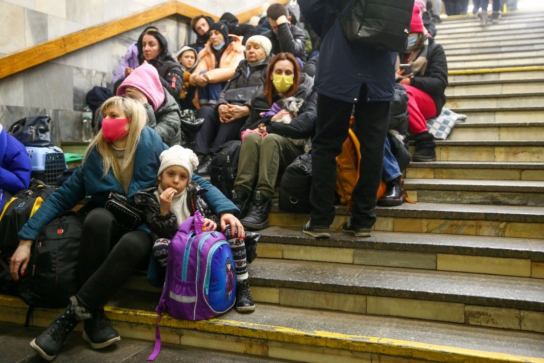 基辅民众在充作防空洞的地铁站里避难，其中包括老弱妇孺。（图取自路透社）