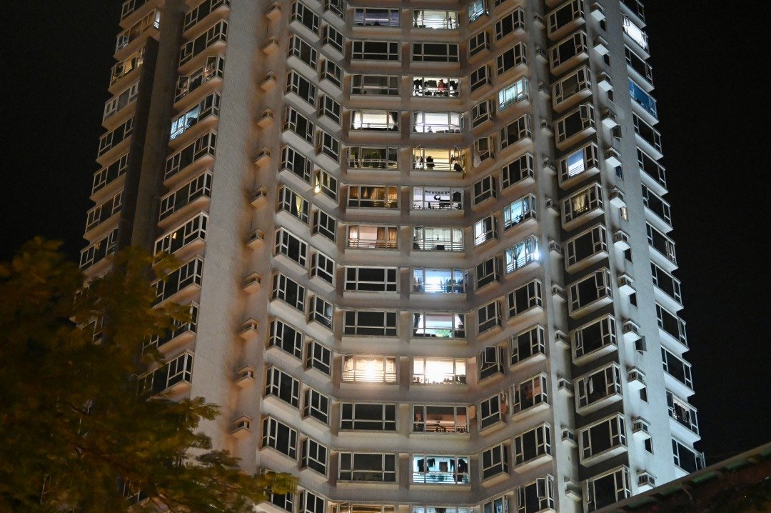 被香港政府列为受限区域的大围碧田街18号恒峰花园第2座，周二早上大约7时完成强制检测行动。截至凌晨1时，约660名居民接受检测，没有发现阳性检测个案。图为大围恒峰花园第2座。（图取自中新社）