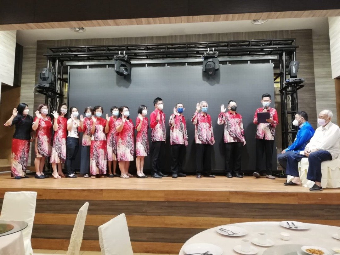 北霹雳教师公会第43届理事宣誓就职，坐者右起为监誓人黄和平及顾问李志华督学。