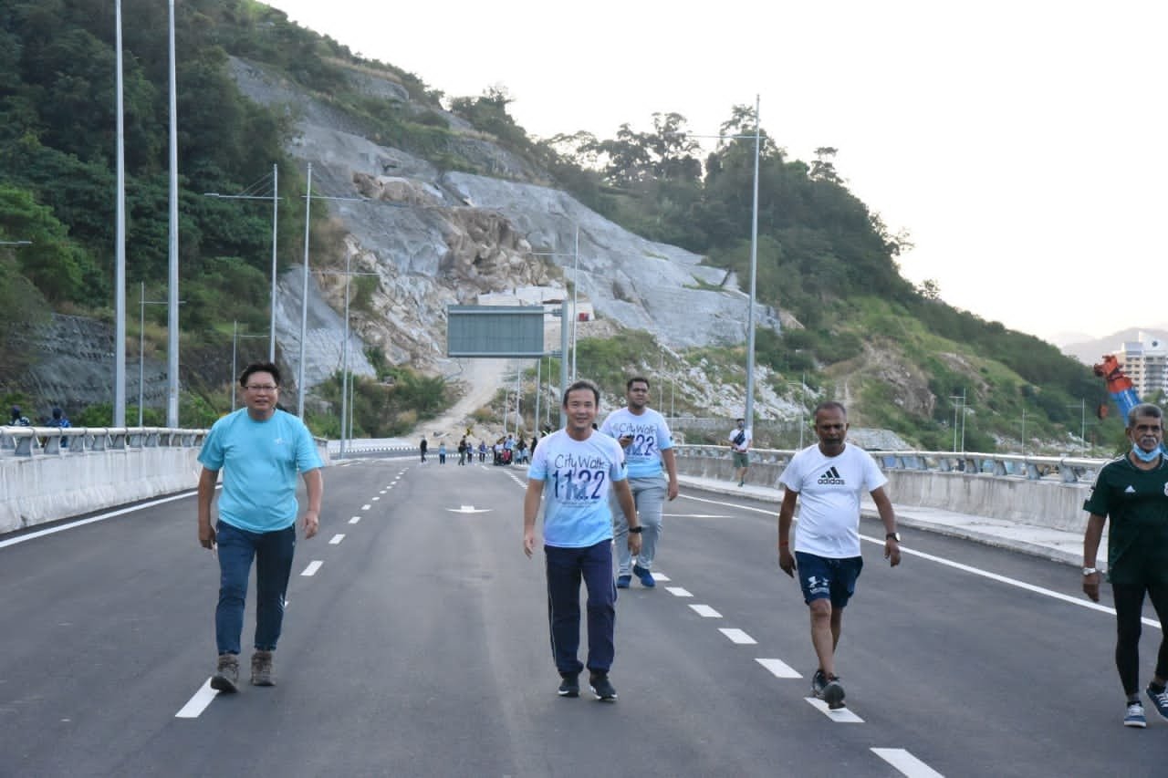 尤端祥（左2）亲临米桶山平行大道，完成全长3公里的步行。（图取自槟岛市政厅面子书）