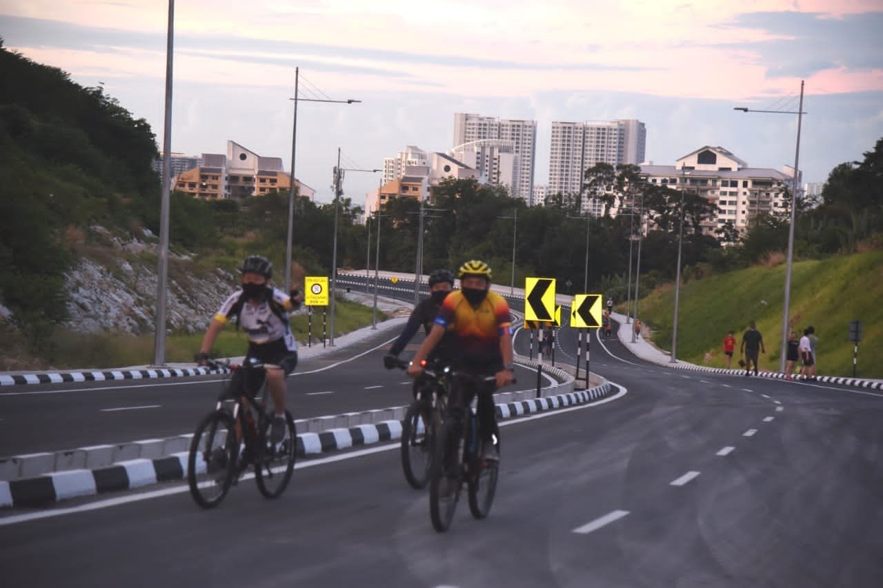 槟岛市政厅举办的“在米桶山晨运及骑行”活动，吸引许多脚车爱好者参与响应。（图取自槟岛市政厅面子书）