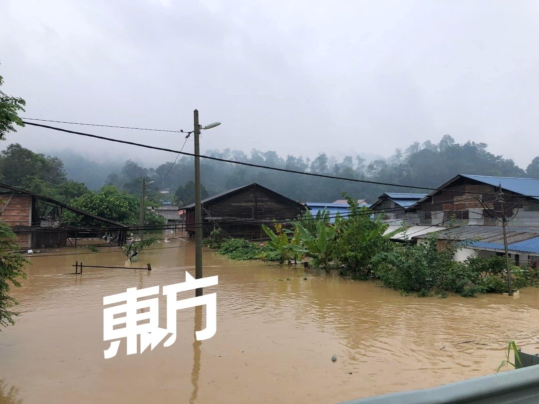 双溪都亚新村在去年12月18日晚至19日凌晨，发生50年来最严重的大水灾，许多灾民的房屋，都被洪水近乎淹没，灾情严重。
