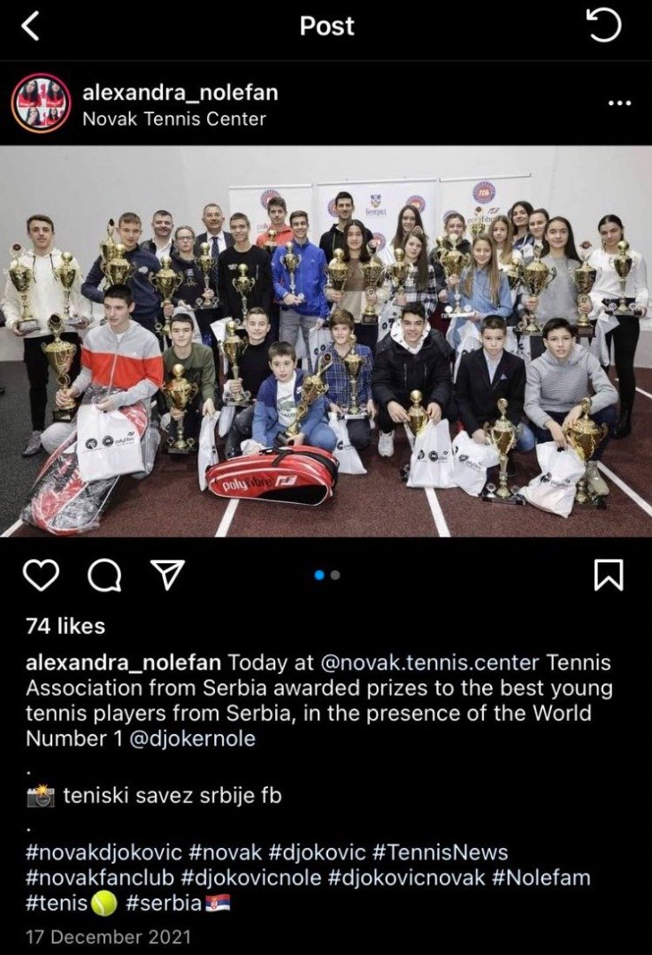 佐科维奇的律师说其新冠病毒检测呈阳性后的第二天（即去年12月17日），社交媒体Instagram照片显示佐科维奇当日出席了其网球中心颁奖礼，与很多小孩合影留念，但并无戴口罩。（图截取自Instagram）