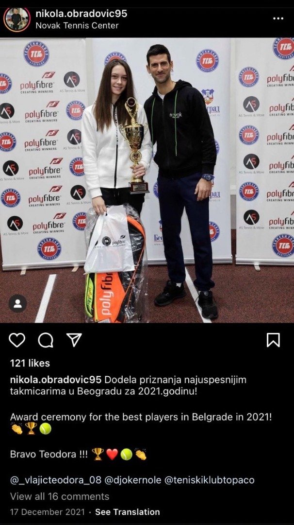 佐科维奇去年12月17日拜访其拥有的一所网球中心，与年轻球员合影，过程中无戴口罩。（图截取自Instagram）