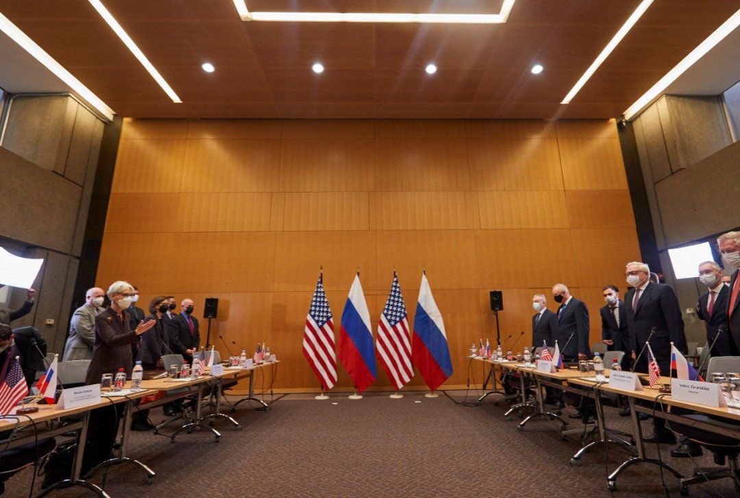 美国副国务舍曼和俄罗斯副外交部长里亚布科夫分别率领跨部门代表团，参加持续7个多小时的磋商谈判。（图取自路透社）