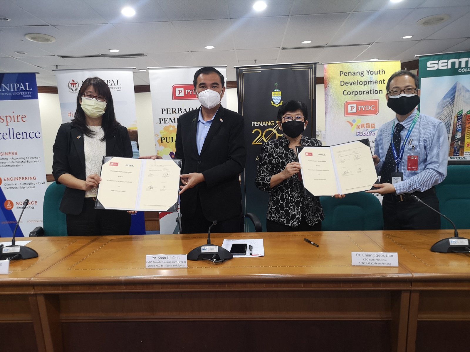 在昇达学院与槟城青年发展机构签署备忘录后，孙意志（左2）偕同魏巧玲（左起）、蒋玉莲及陈炳辉合照。