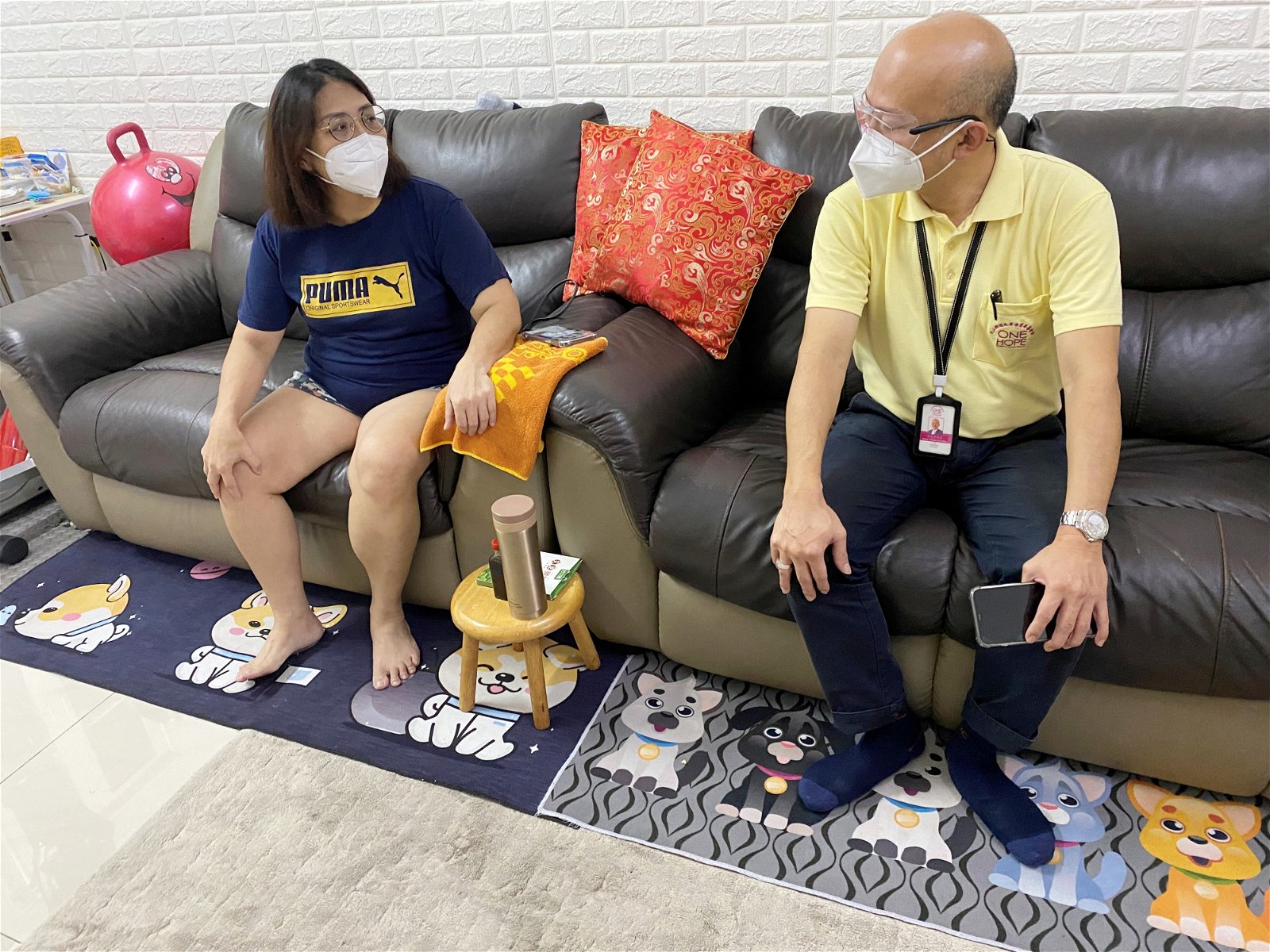 蔡瑞豪（右）探访刘慧倩，了解她的病况及进展。