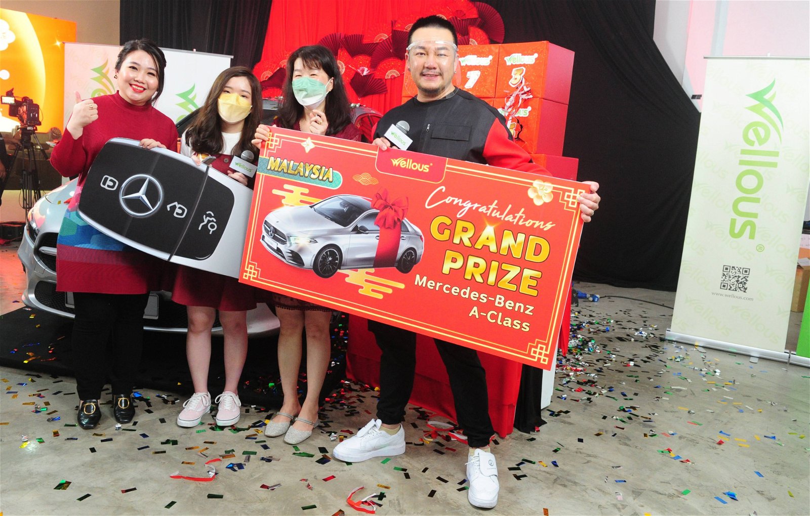 陈惜琴和林德荣恭喜成功赢走豪华轿车的母女黄美玉和黄慧炫。