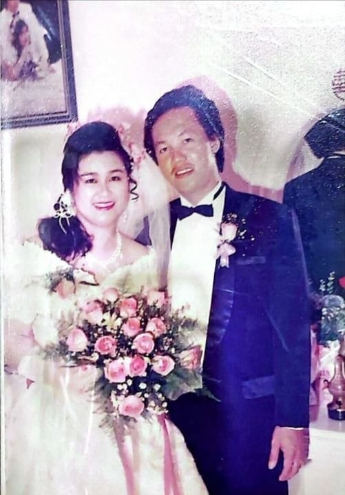 周碧珠（左）与丈夫结婚28周年纪念之际，上传与丈夫的结婚照，并宣布不再参与任何竞选！