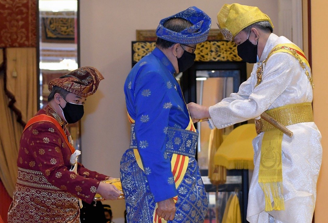 沙拉夫丁殿下（右）颁发雪州王室二级勋章（DK II），予雪州王室成员端姑南利阿哈芝。