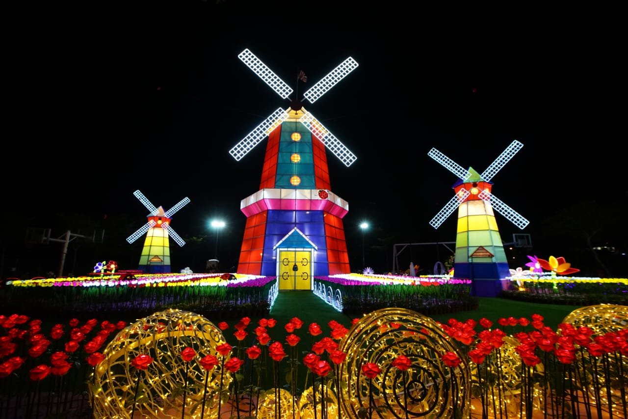 风车的周围也铺满了近7900朵的LED郁金香及玫瑰。