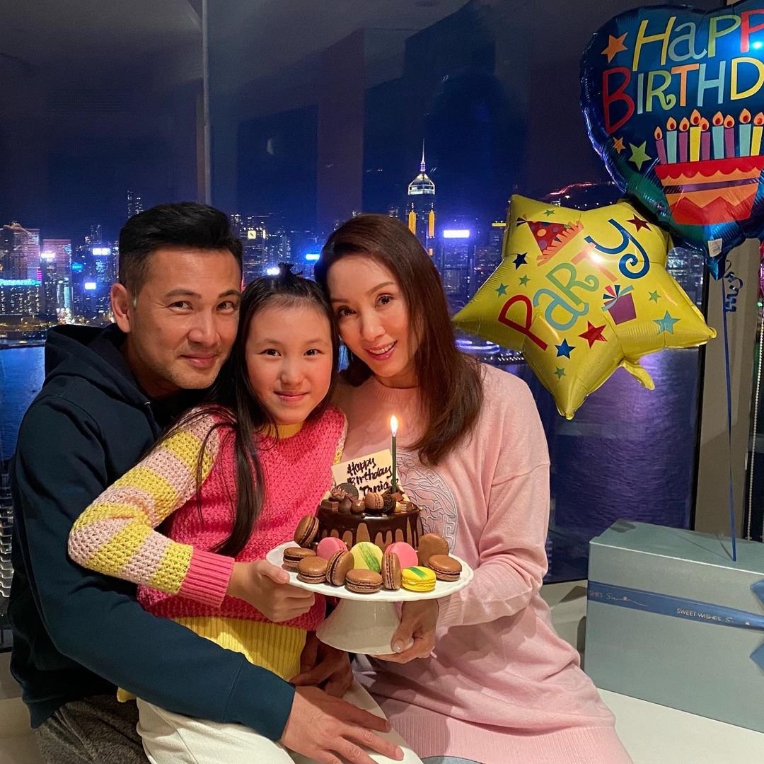 郭可盈和林文龙夫妻昨日携同刚满12岁的女儿林天若去接种。（图取自郭可盈IG）