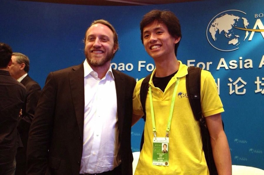 求学期间，张博宏（右）曾到上海实习，也曾赴台湾向“广达电脑”推销企业发展计划，并当交换生到纽约待了四个月。图为他代表学校前往中国内地以义工身份参与博鳌亚洲论坛，与YouTube共同创办人Chad HURLEY合照。