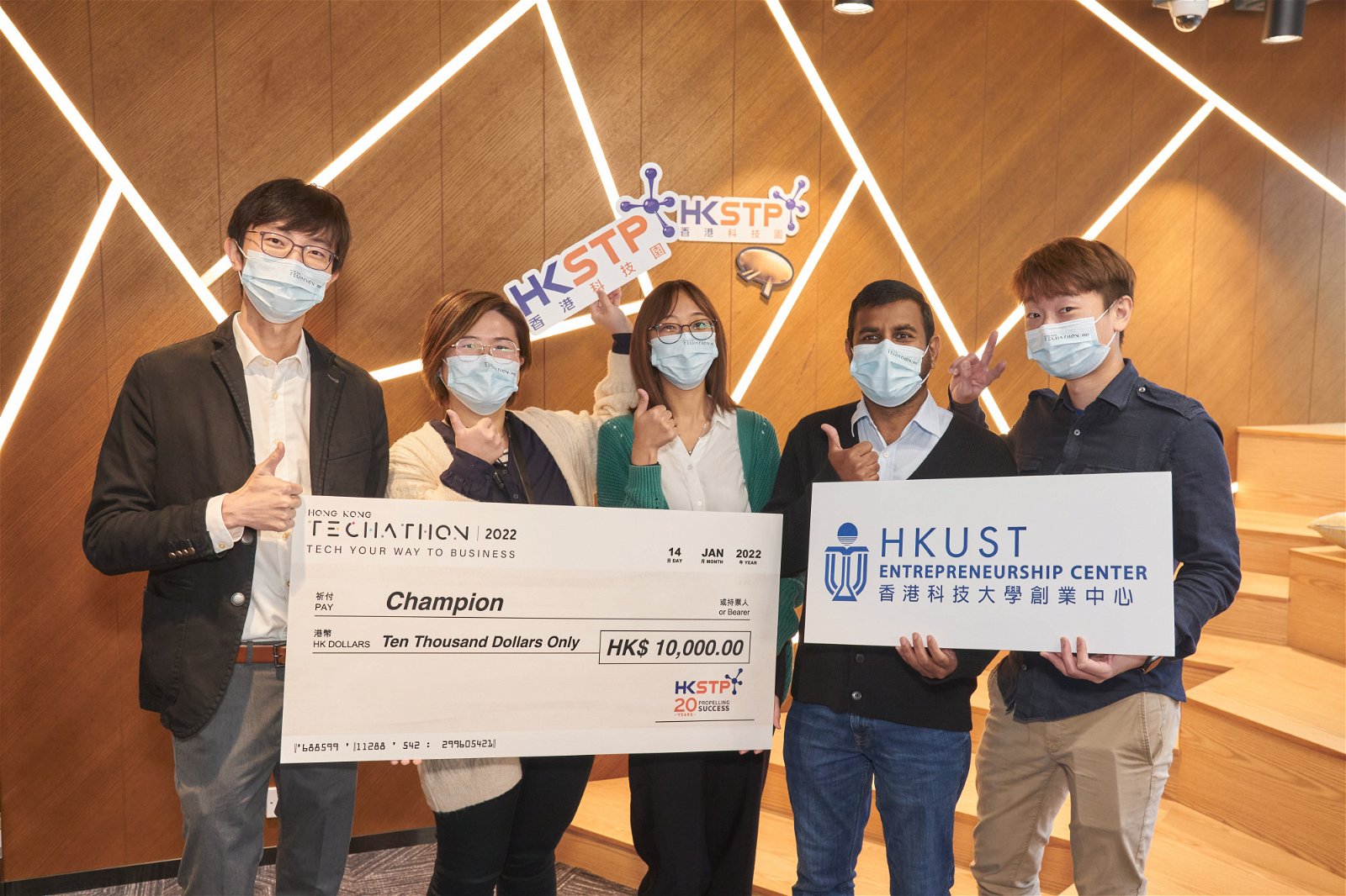 曾靖婷（左二）及 团队的水凝胶传递药物商品化方案刚夺得由港科大协办的Hong Kong Techathon 2022 - Tech Your Way To Business冠军。