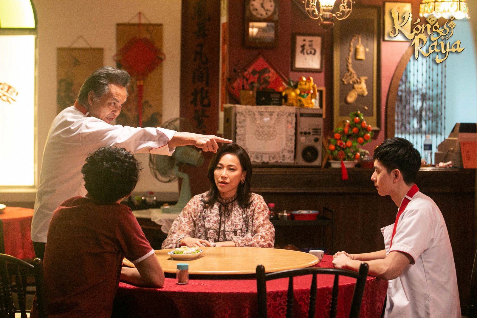 资深演员周坚华饰演陈立谦和李伟燊的父亲，他大赞身为新人的李伟燊与卡丝莉娜卡琳的演技相当不错。