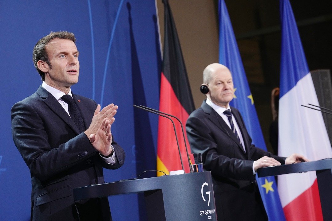 法国总统马克龙（左）当地时间周二造访德国柏林，并在与德国总理肖尔茨会谈前举行联合记者会。（图取自法新社）