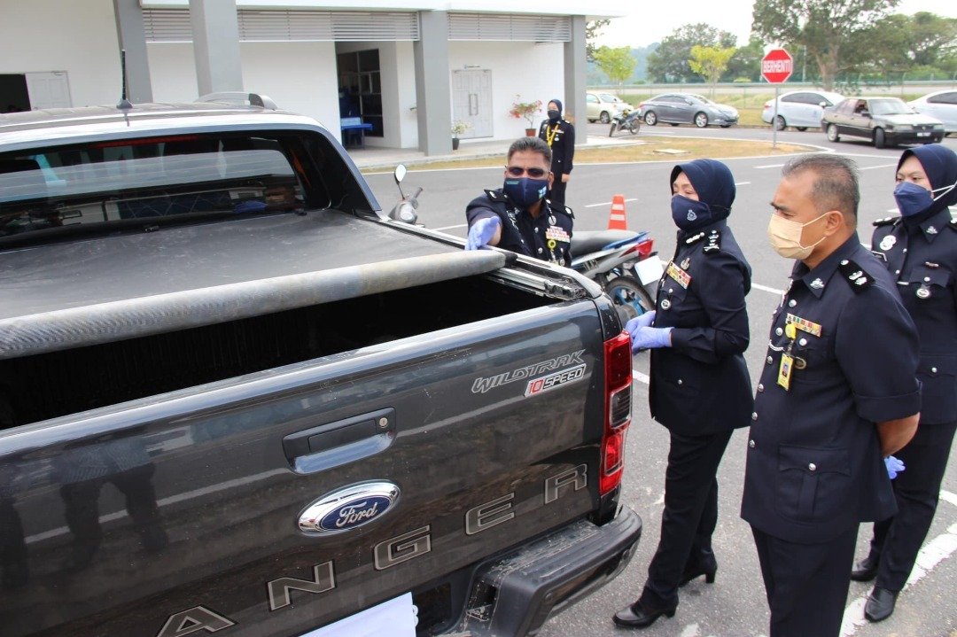 警方充公一辆从吉隆坡租赁的四轮驱动车。