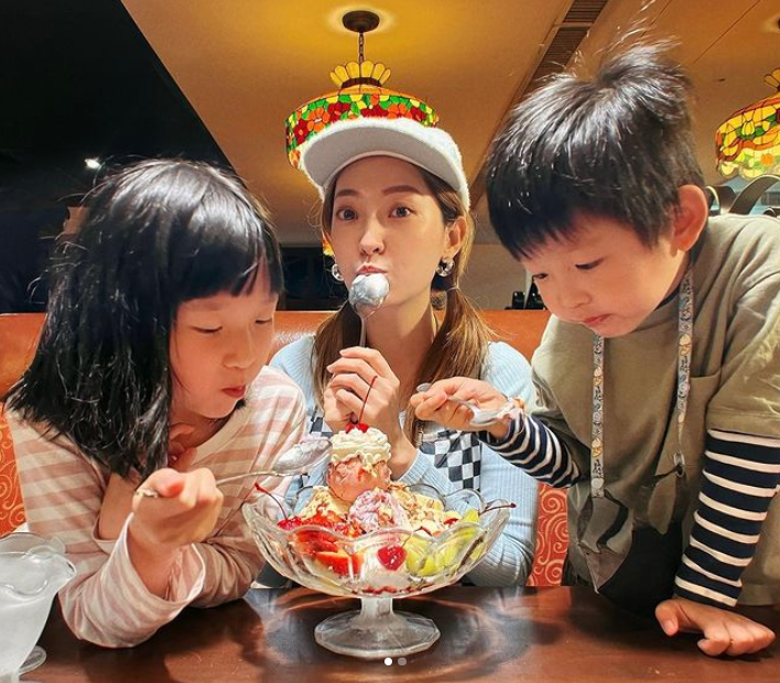 翁馨仪与张少怀结婚至今8年，育有女儿“樱桃”、儿子“栗子”。