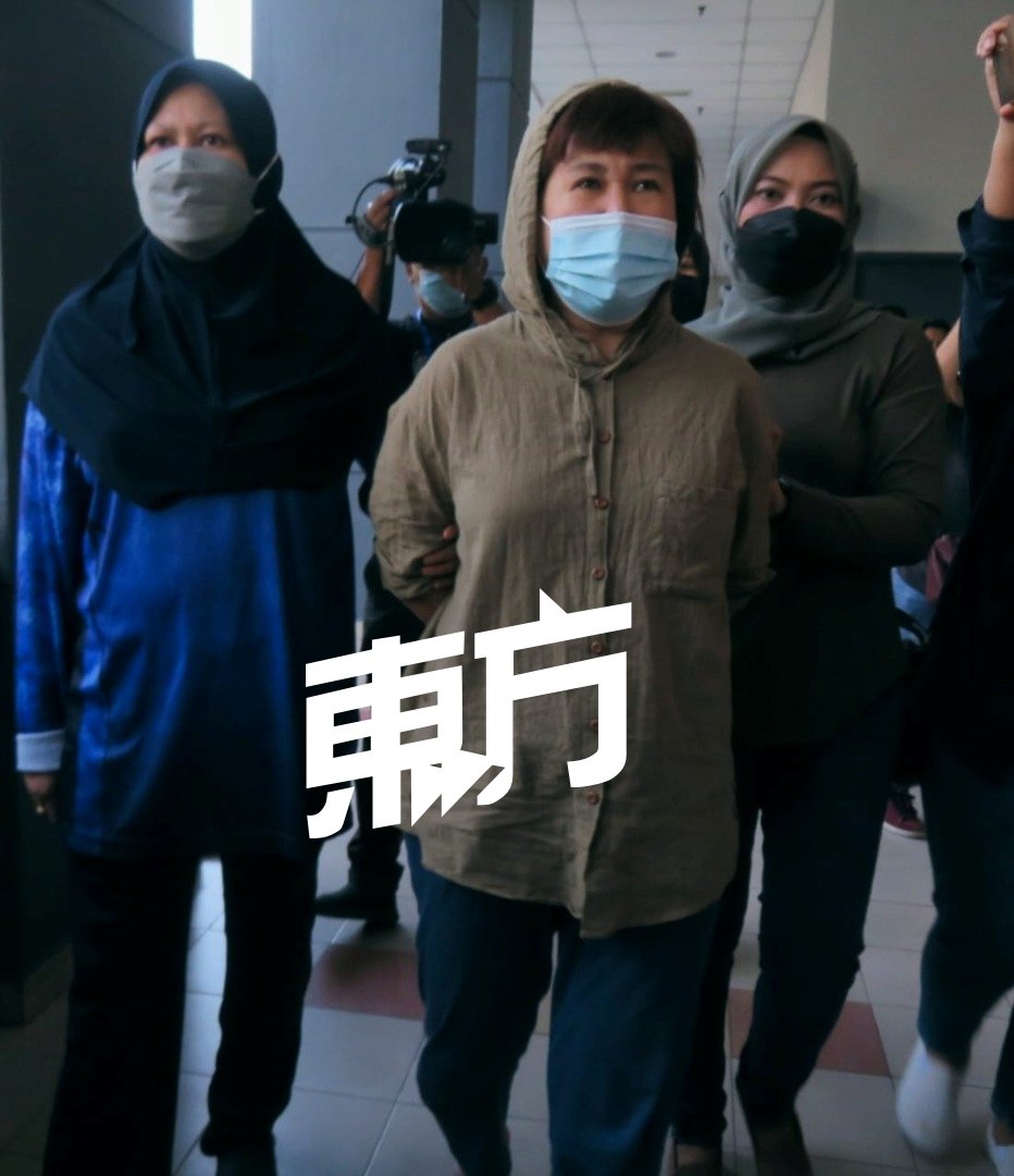 刘雪燕（中）被押往芙蓉推事庭面控时，步下车后就朝媒体大声喊冤：“我才是真正受害者”。（摄影：徐慧美）