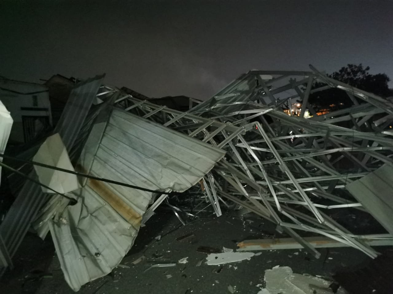 斗华新村第9路的住家屋顶及屋梁被掀起及倒在路巷。