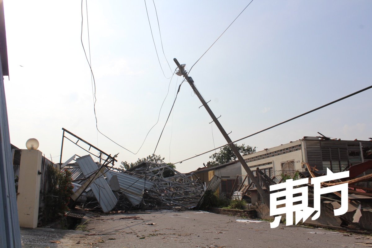 经历强风来袭后，斗华新村第9路的电柱倾斜及电缆受损。