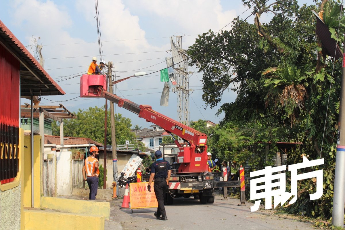 电力技术人员在斗华新村进行检查和维修工作。