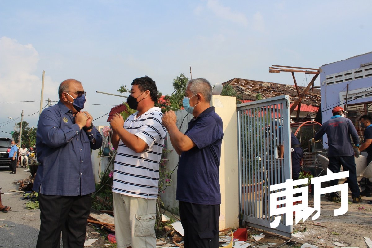 霹雳州行政议员祖卡菲里探访时表示，州政府将全力协助灾黎在农历新年期间重建家园。