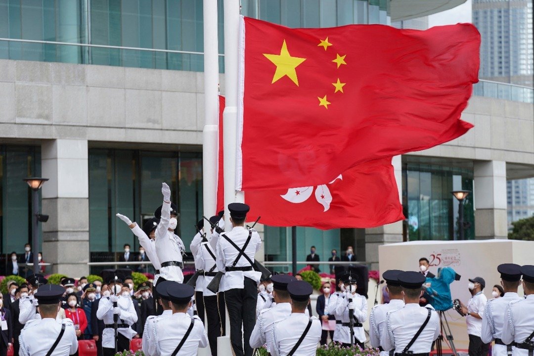 周五是香港回归中国25周年，香港湾仔金紫荆广场早上8时举行升旗仪式，中国五星红旗和香港区旗冉冉升起。（图取自法新社）