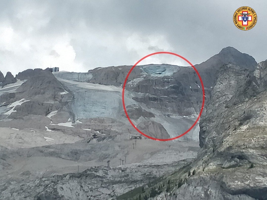 意大利阿尔卑斯山的部分山区冰川当地时间周日在创纪录高温情况下发生崩塌。（图取自Corpo Nazionale Soccorso Alpino e Speleologico/路透社）