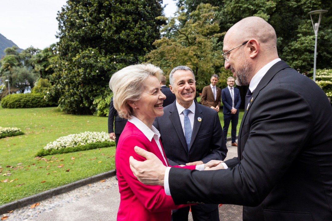 欧盟委员会主席冯德莱恩（左）、瑞士总统卡西斯（中）欢迎前来出席会议的乌克兰总理什梅加尔。（图取自KEYSTONE/法新社）