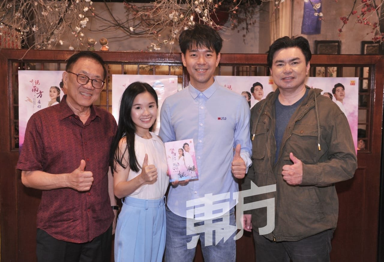 南方唱片机构董事经理颜华益（左起）、谢温、宝恩及制作人郑国亮。