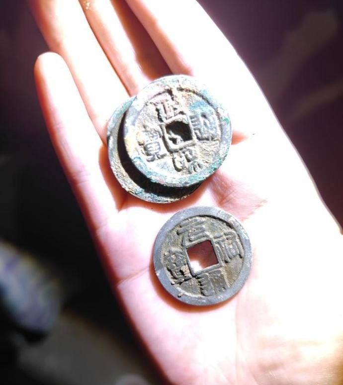 古钱币上有南宋“淳熙元宝”、“庆元通宝”等字眼，所以初步判断都是宋朝时期。（图取自网络）