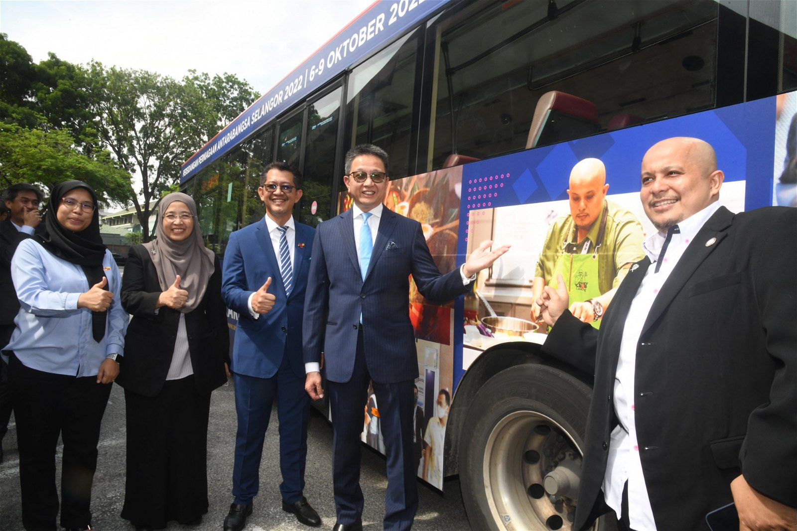 西蒂（左起）、诺丽达、 哈山阿查里和邓章钦一同推介印有2022年SIBS宣传的宣传巴士。