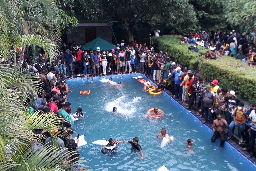 有示威者跳进总统官邸内的游泳池庆祝。（图取自法新社）