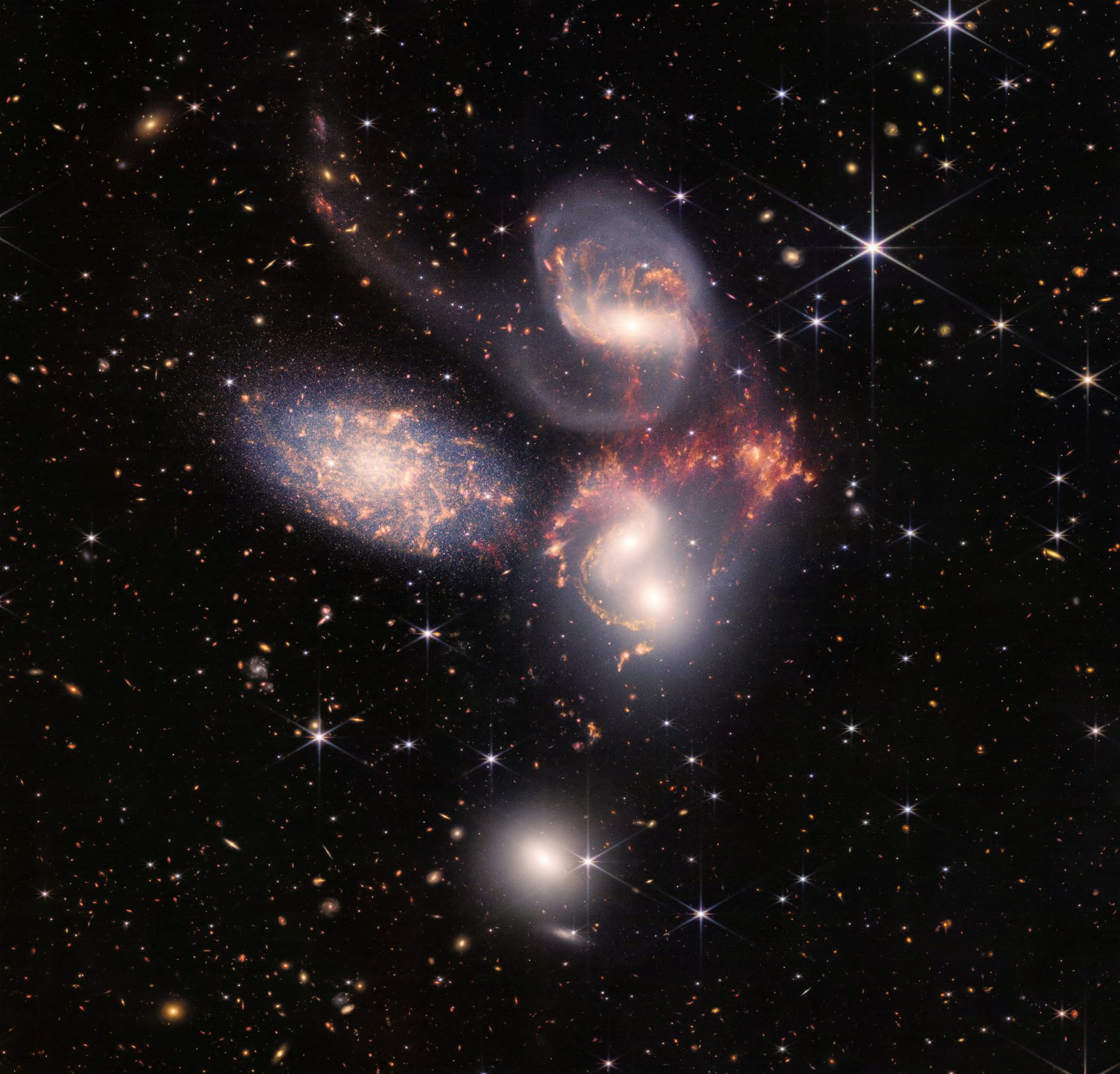 太空中5个非常靠近的一组星系：两个在中间，一个在顶部，一个在左上角，另一个在底部。（图取自NASA/欧洲航天局/加拿大航天局/太空望远镜科学研究所/韦布ERO制作团队）