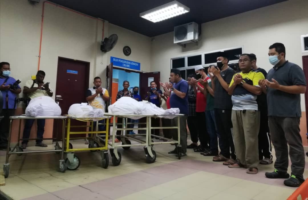 一家四口死者遗体在太平间外，在亲友进行祈祷后送往峇东埔安葬。