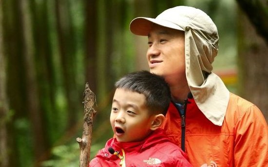 杨威带著年仅4岁的杨阳洋参加《爸爸去哪儿2》。